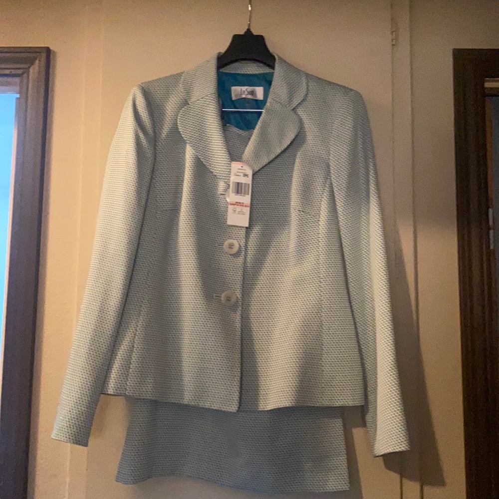 LeSuit white with turquoise herringbone suit
